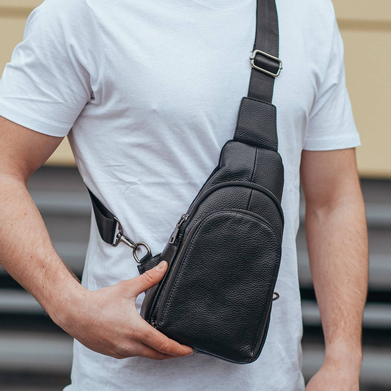 

Мужская сумка-мессенджер на грудь мужская кожаная черная M28-8190A, Черный
