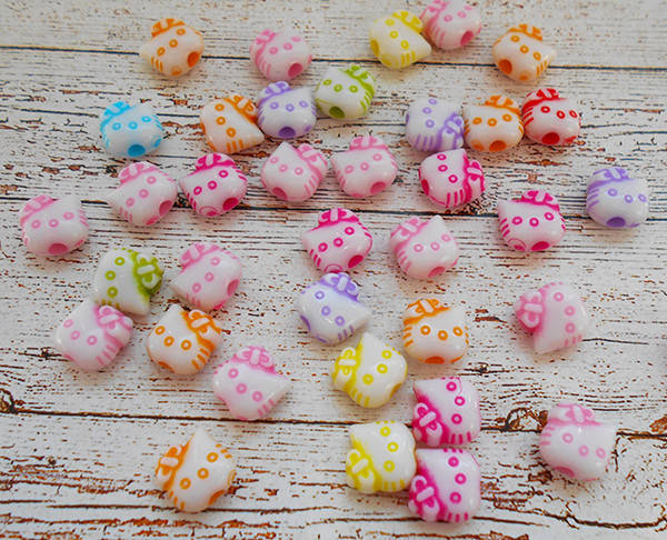 

Пластиковий котик (hello kitty) 11мм., з отвором. Колір на вибір продавця. (М-1192)