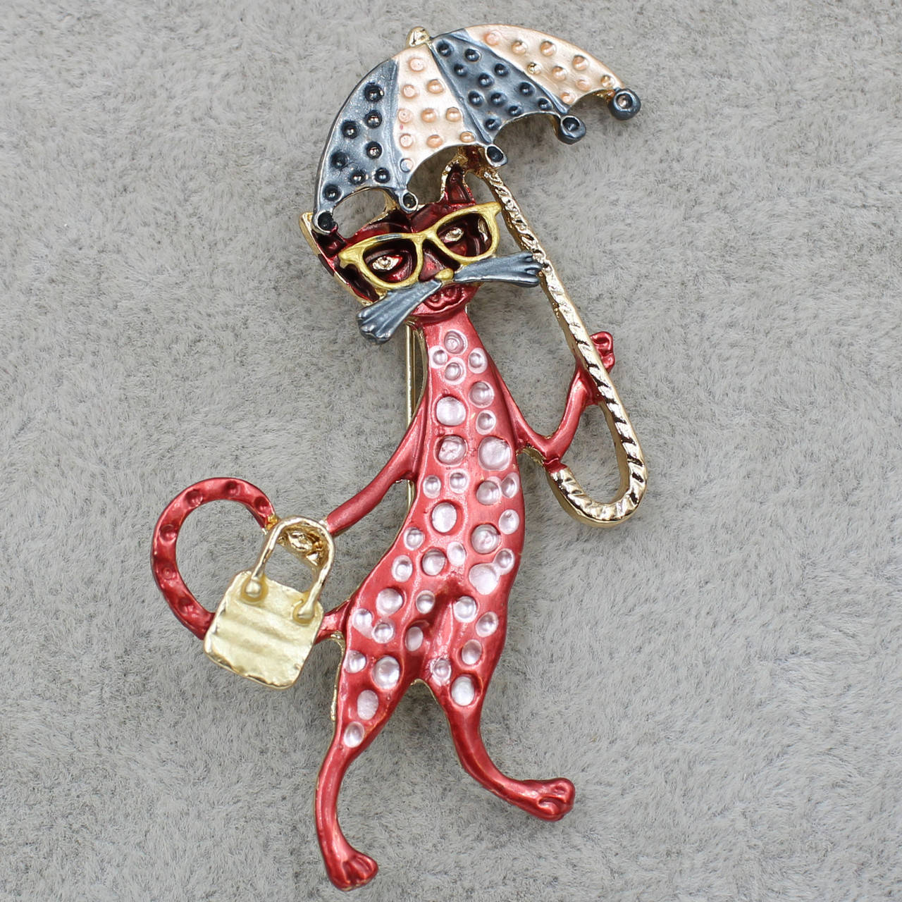 

Брошка металлическая золотистая Кот с зонтиком и сумкой покрыта цветной эмалью размер изделия 70х40 мм