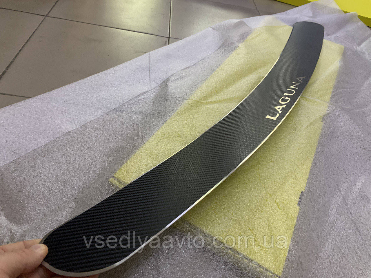 

Накладка на бампер Renault LAGUNA III универсал с 2007 г. (Carbon), Желтый