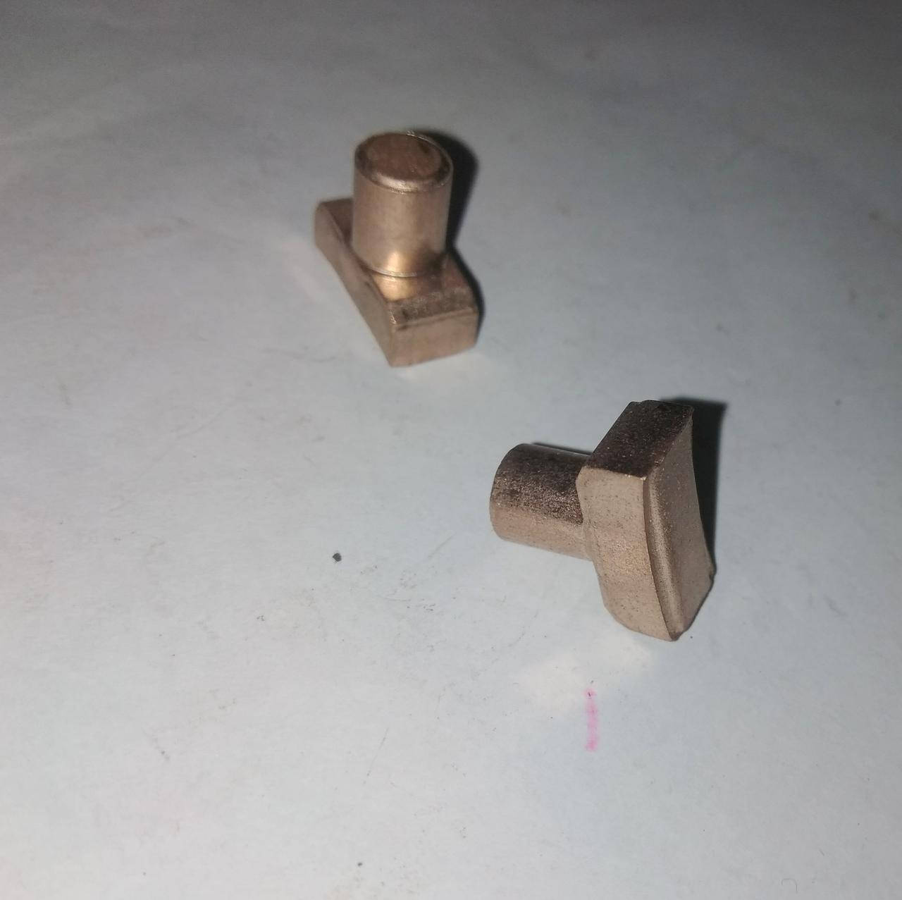 

Сухарь вилки перекл. передач 5ст КПП Волга Газель Соболь (пр-во ГАЗ)