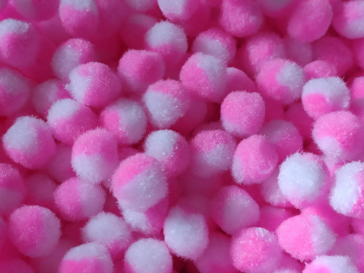 

Помпон .Размер -1.5 см. Цвет Белый+Розовый. Набор - 25 шт ..