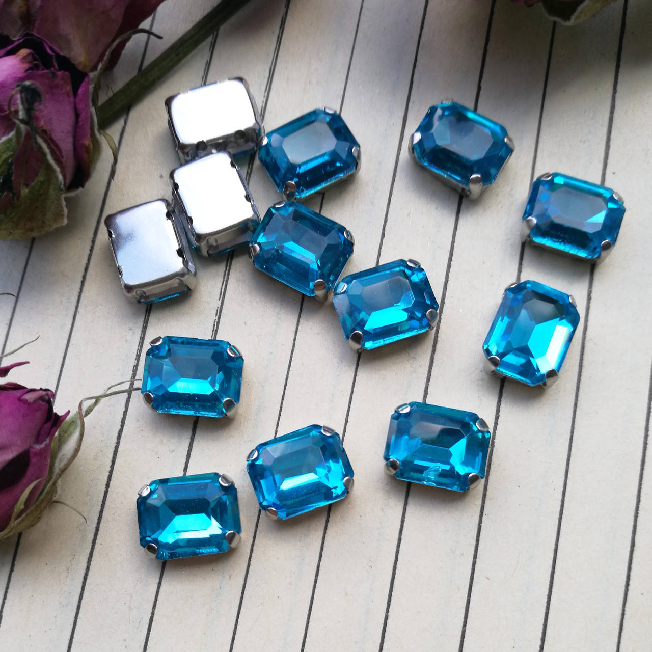 

Стрази в цапах, прямокутник 8*10 мм, колір Aquamarine
