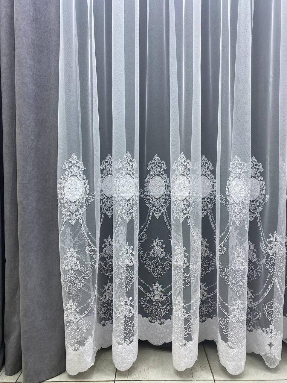 

Тюль с хорошей вышивкой по низу с бархатными вставками. Цвет: белый