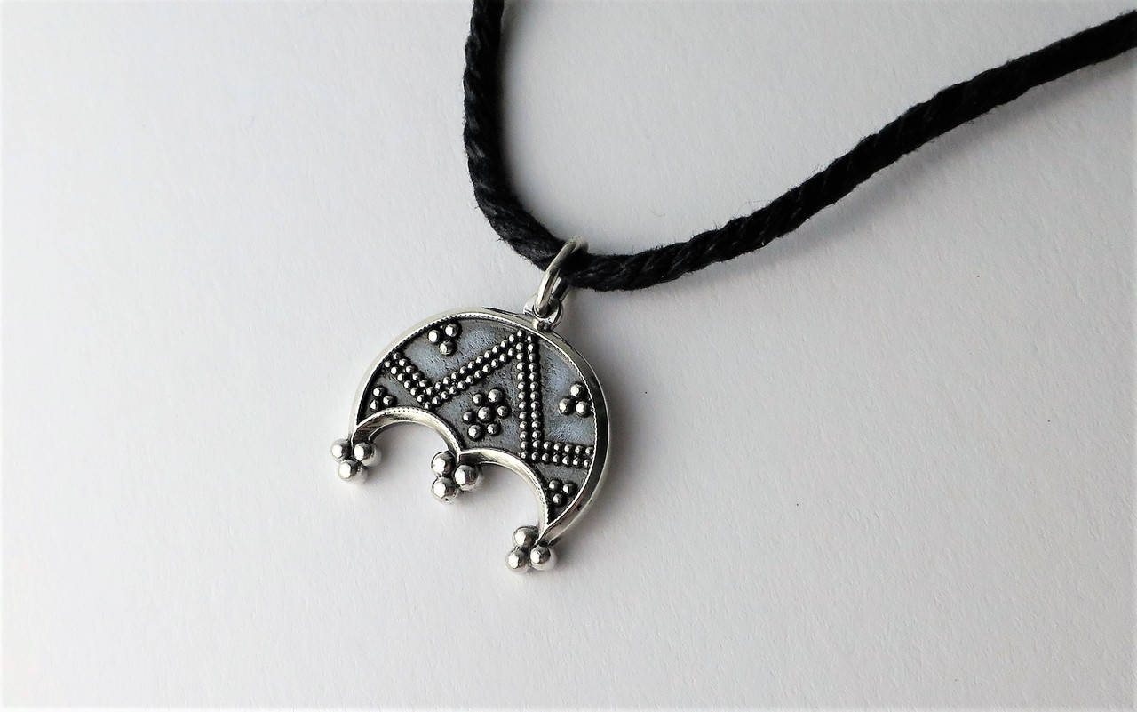 

Кулон лунница женский оберег серебро ручная работа зерновой орнамент славянский оберег