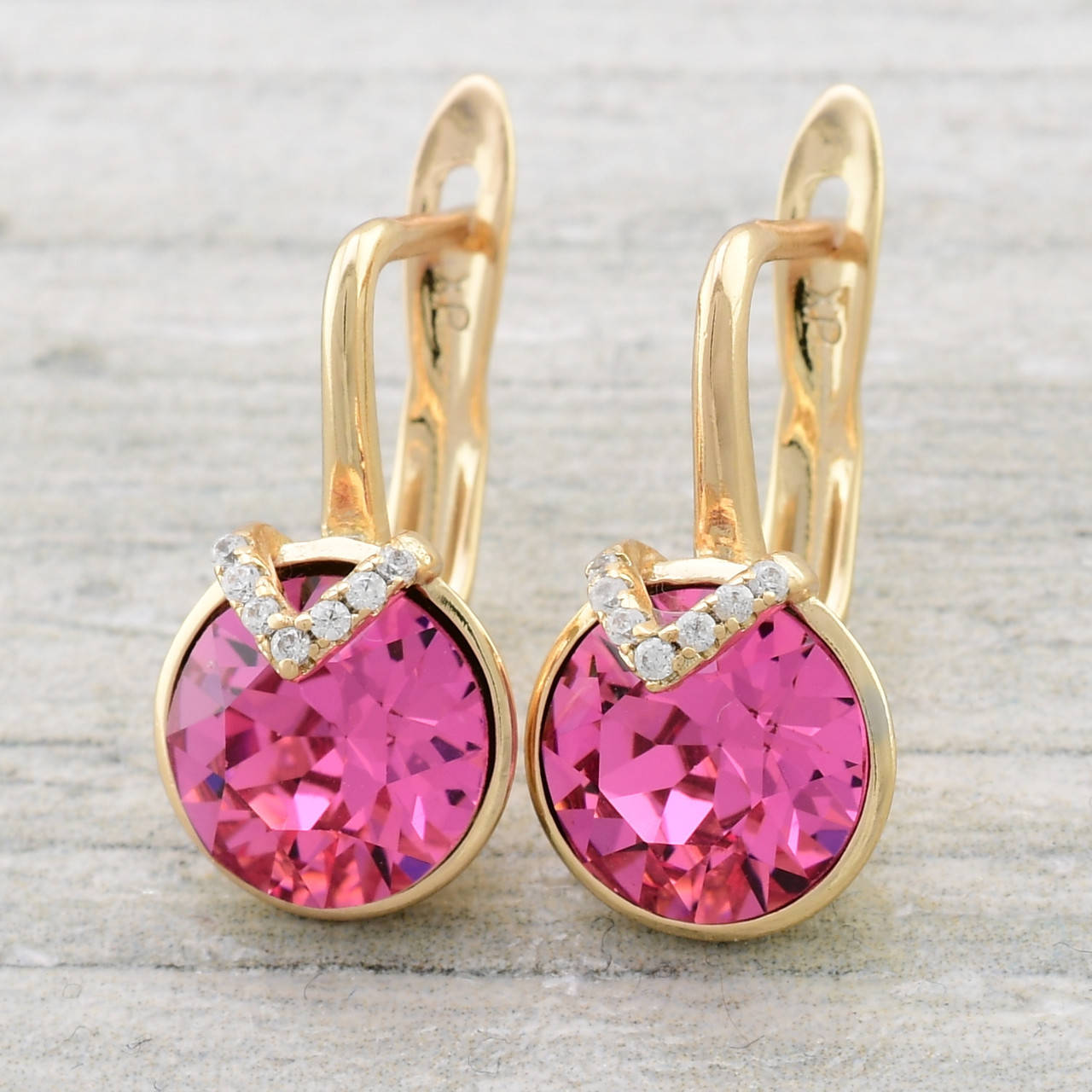 

Серьги Xuping с кристаллами Swarovski 83127 размер 19х11 мм цвет розовый вес 3.2 г позолота 18К