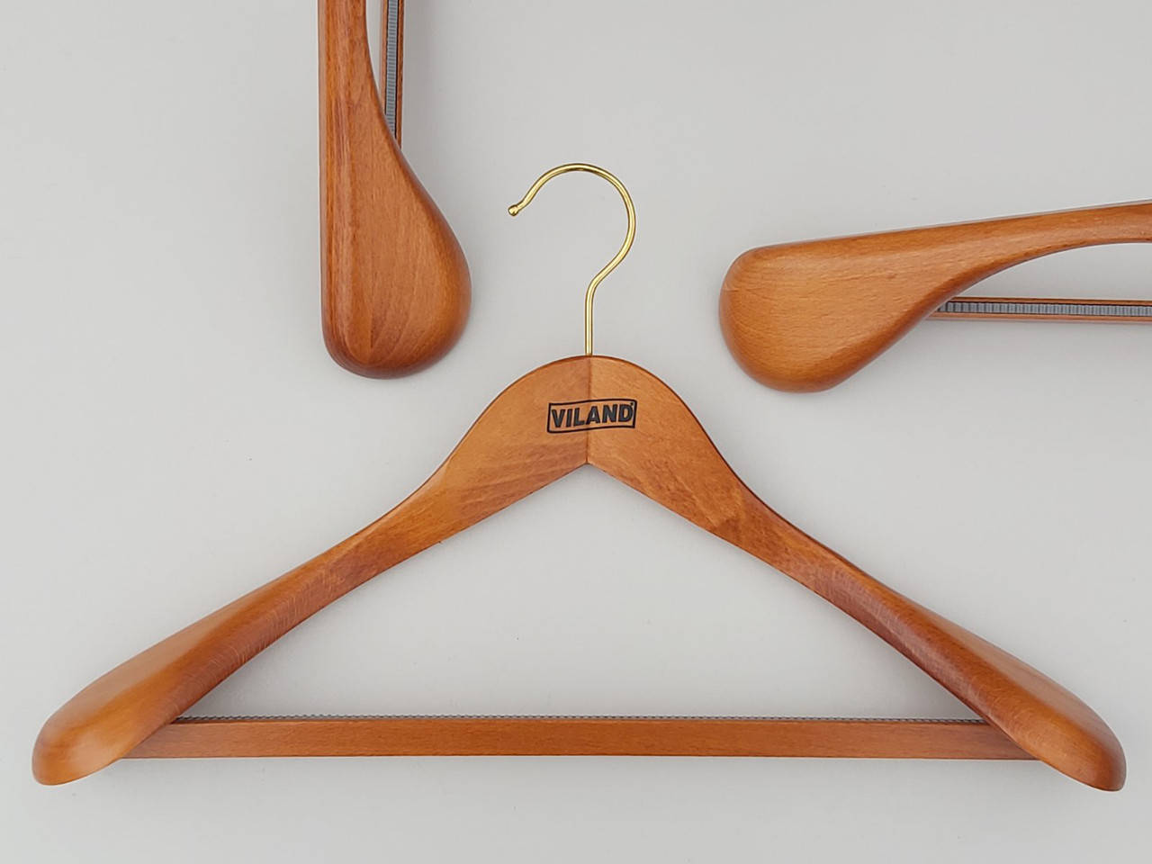 

Длина 43,5 см. Плечики вешалки тремпеля деревянные широкие цвет ольха, Белый