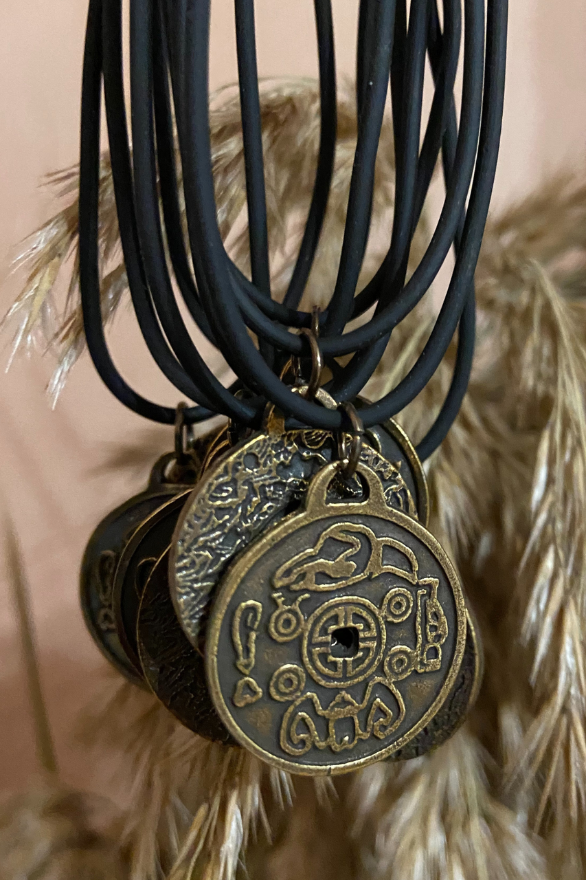 

Амулет-оберег привлекает счастье, удачу и успех, монета счастья