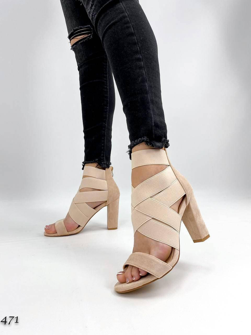 

Босоножки на каблуке с резинками