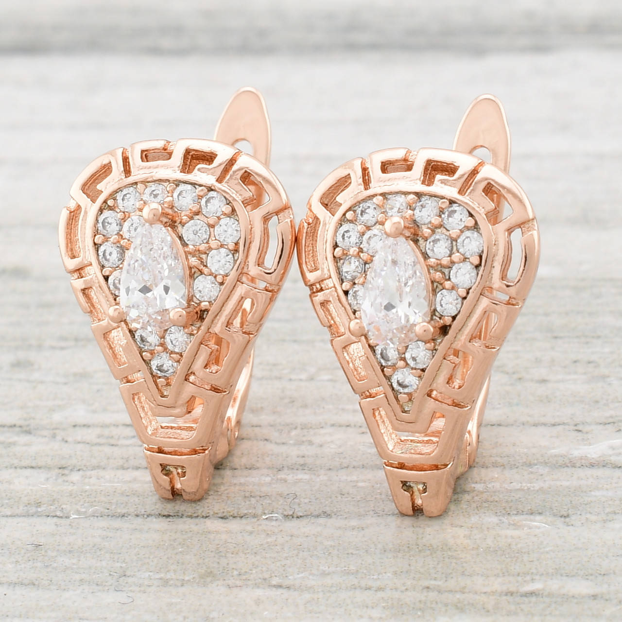 

Серьги 23554 размер 18х11 мм белые фианиты вес 3.2 г позолота РО