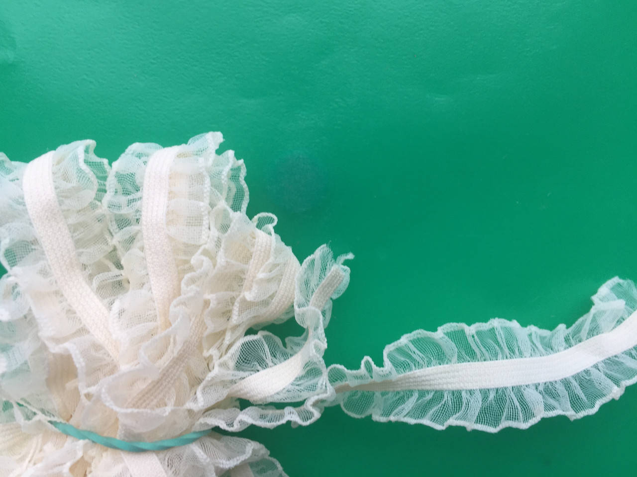 

Резинка "Рюша" 2 см белая (двухсторонняя)