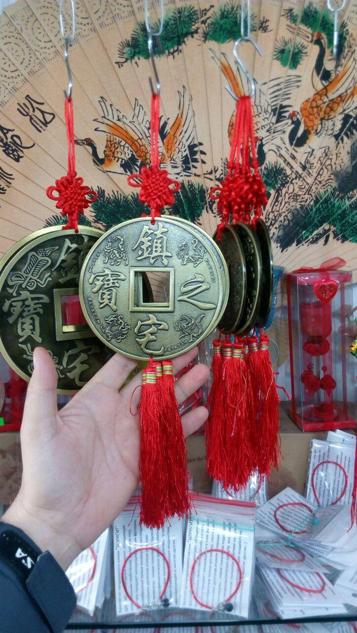 

Китайская монета на подвеске: символ благополучия и денежной независимости фен шуй, диаметр 9 см.