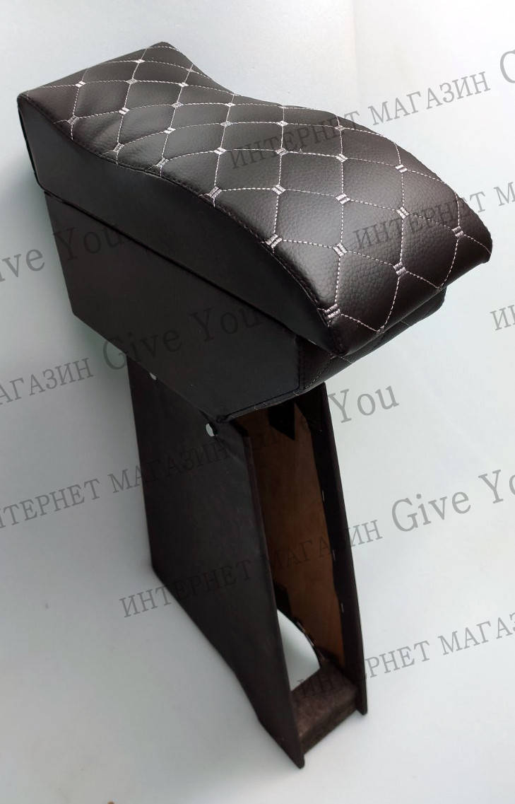 

Подлокотник Opel Vivaro (Опель Виваро) перешит белой ниткой.