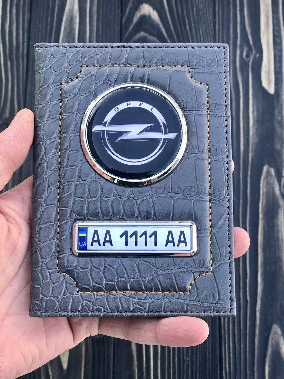 

Кожаная обложка для автодокументов с логотипом и гос. номером авто серая кожа крокодил