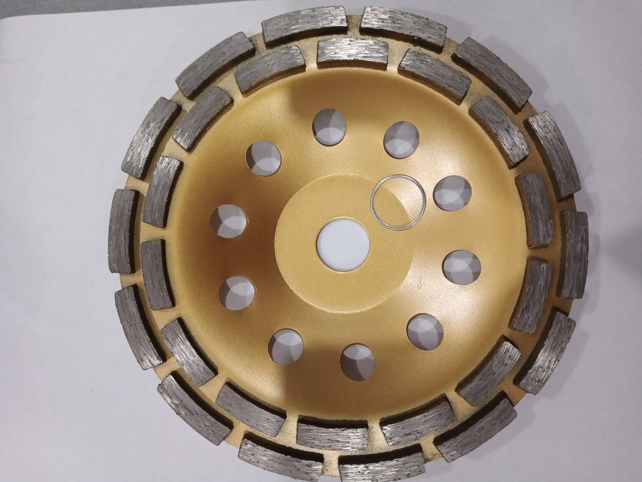 

Алмазная шлифовальная чашка (фреза) двухрядный сегмент по бетону 180 x 22,23