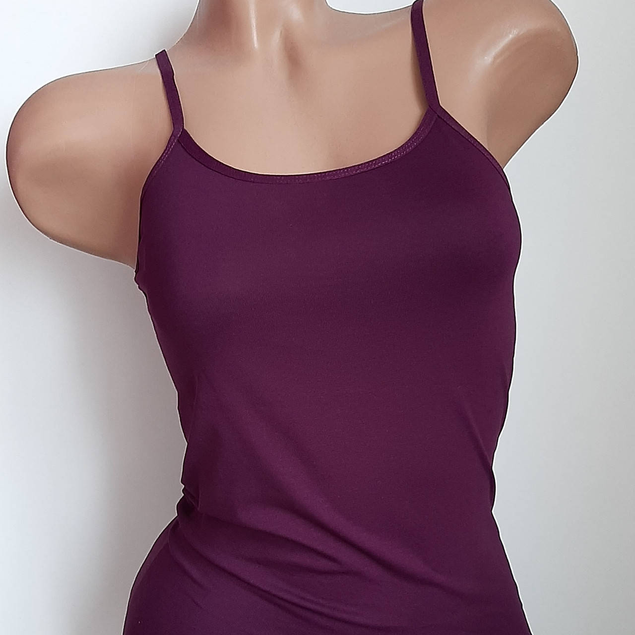 

Майка женская однотонная на тонких бретелях без кружева M, Баклажан