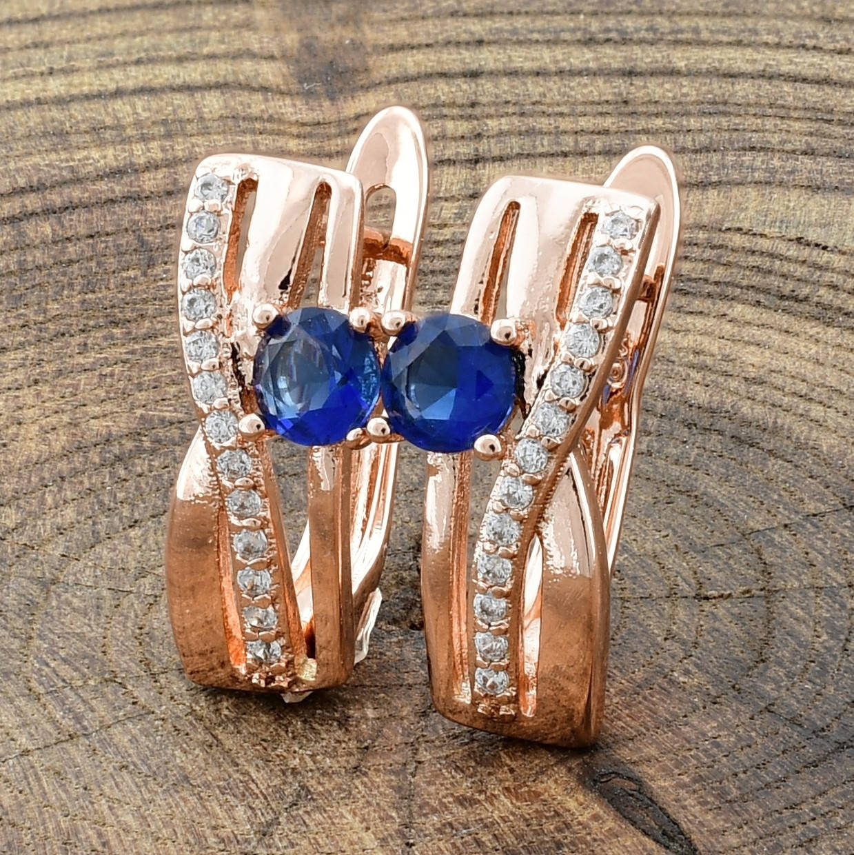 

Серьги Xuping Изумруды Флоренции 23549РО размер 17х6 мм тёмно-синие фианиты вес 2.4 г позолота РО