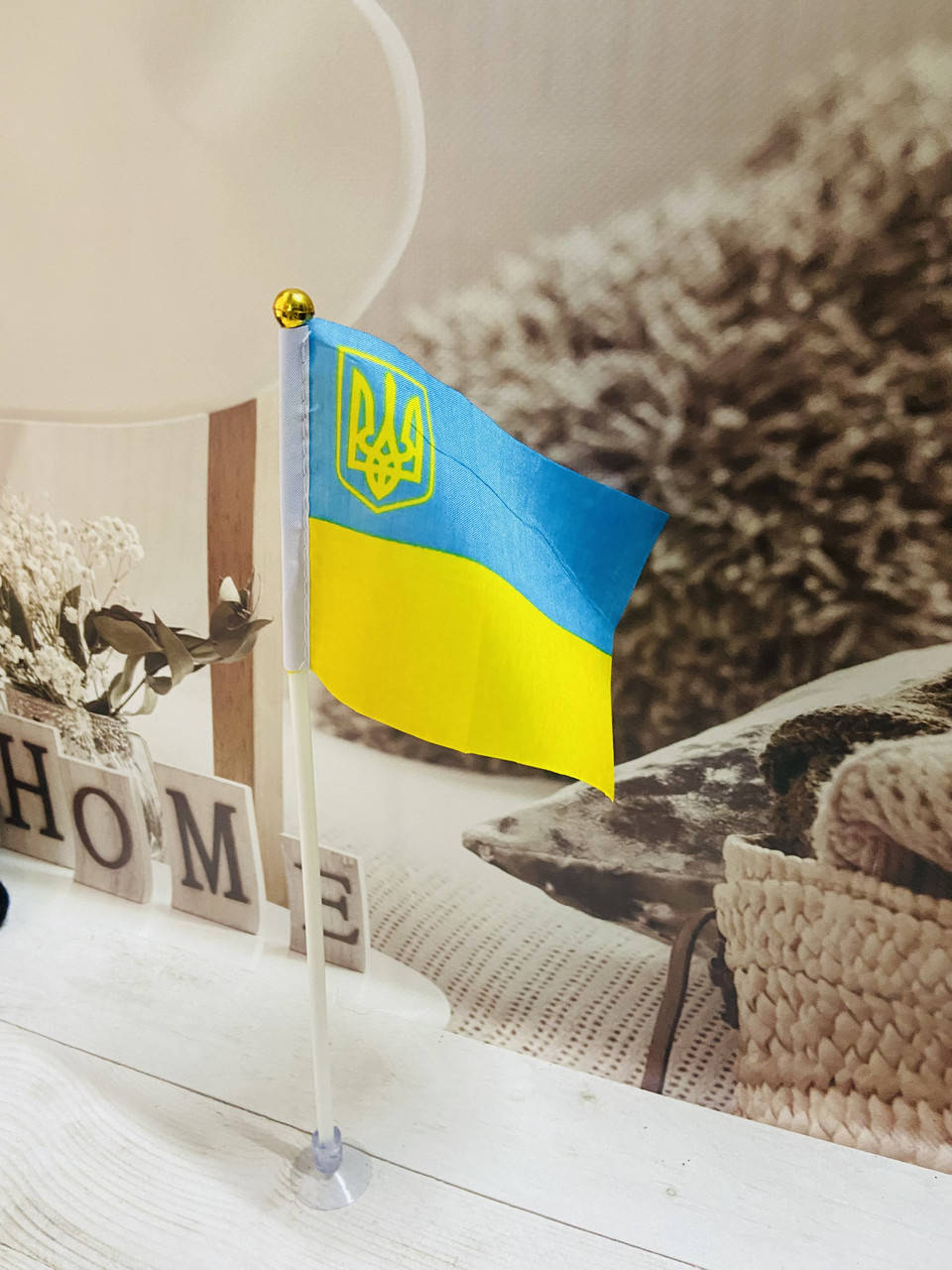

Прапор України на підставці