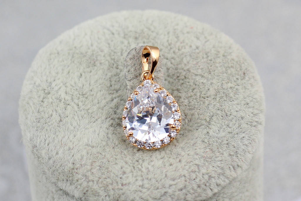

Кулон Xuping Jewelry капля в ободке из мелких фианитов 1.5 см золотистый