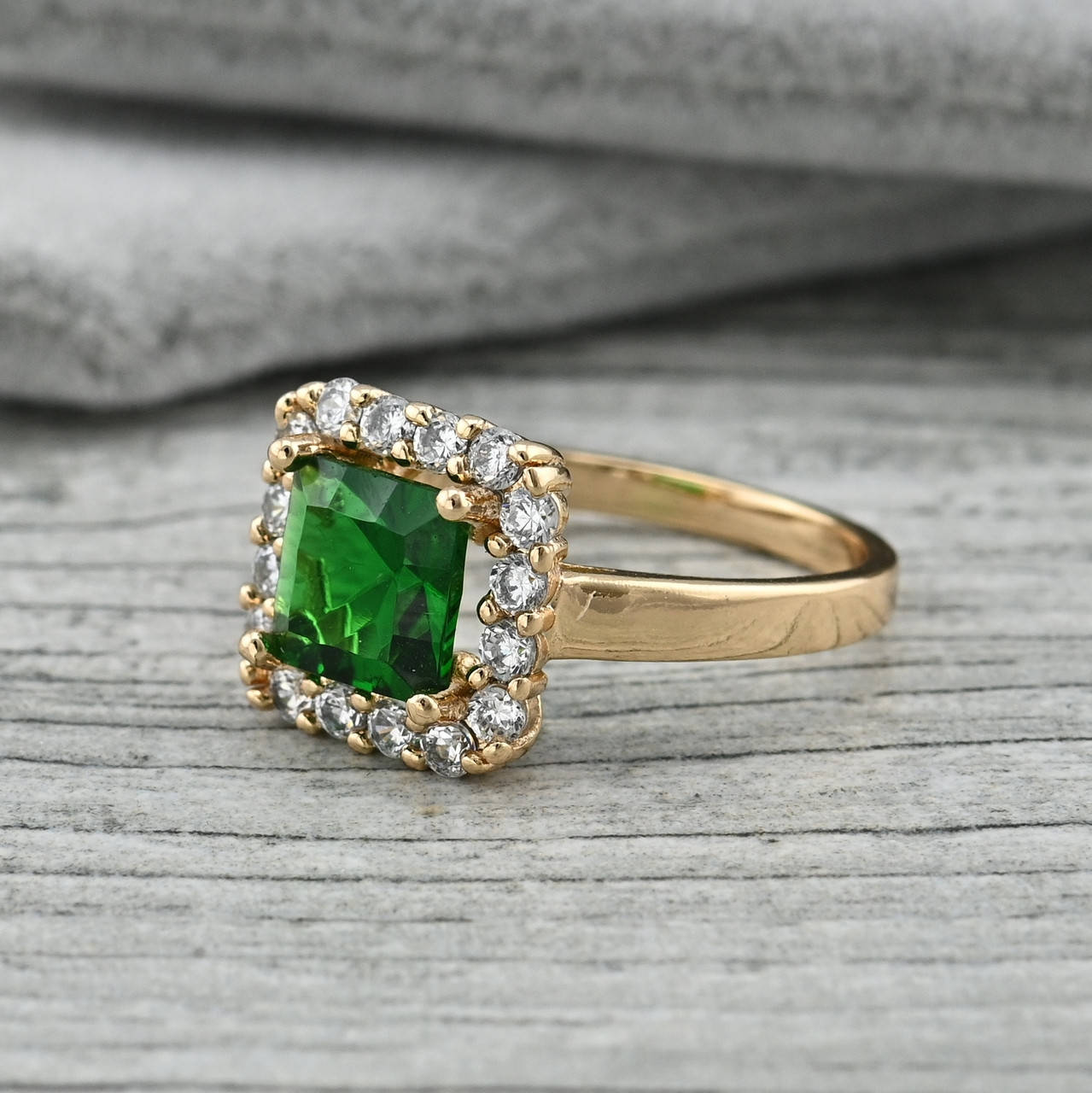 

Кольцо Изумрудная Герцогиня 36487 ширина 11 мм зеленые фианиты позолота 18К размер 18