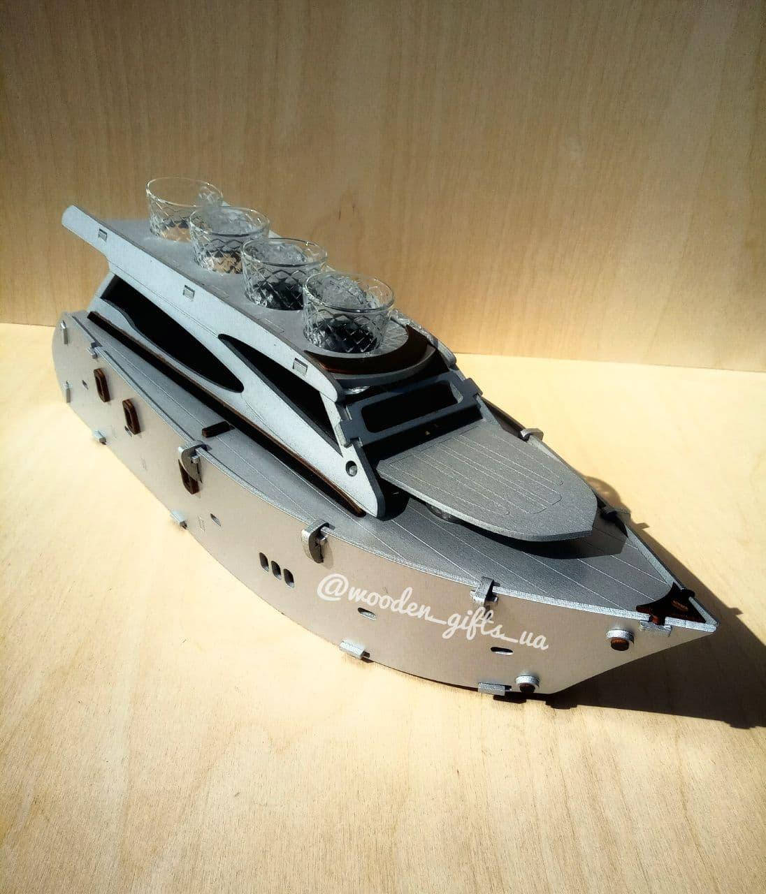 

Мини бар подставка под бутылку в виде яхты для подарка шефу, другу, на свадьбу, на юбилей, день рождения