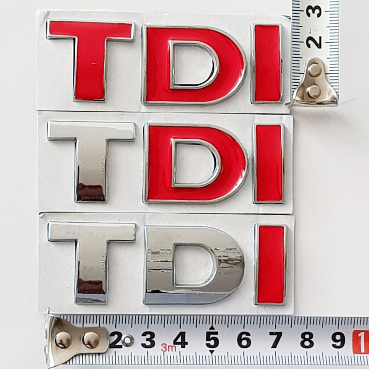 

Буквы TDI красные