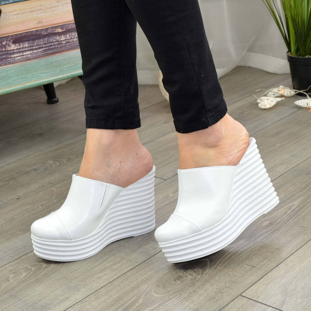 

Женские кожаные белые сабо на высокой устойчивой платформе, декорированы фурнитурой