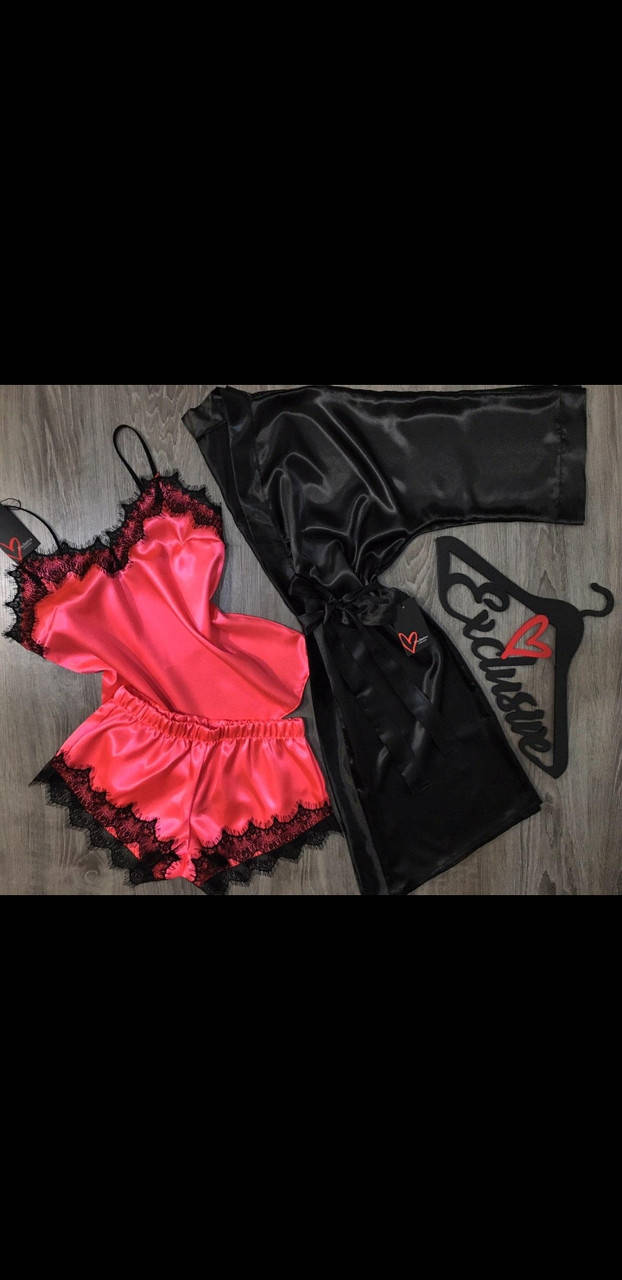 

Черный халат и малиновая пижама-атласный набор с кружевом.