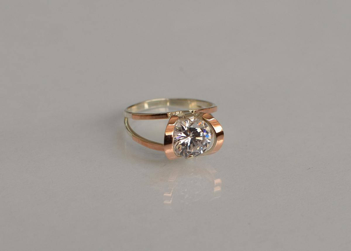 

Серебряное кольцо с золотыми вставками 010к 19.5 Белый