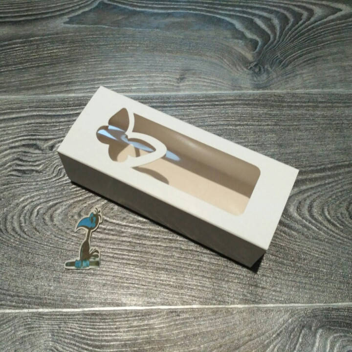 

Коробка белая с бабочкой для макаронс