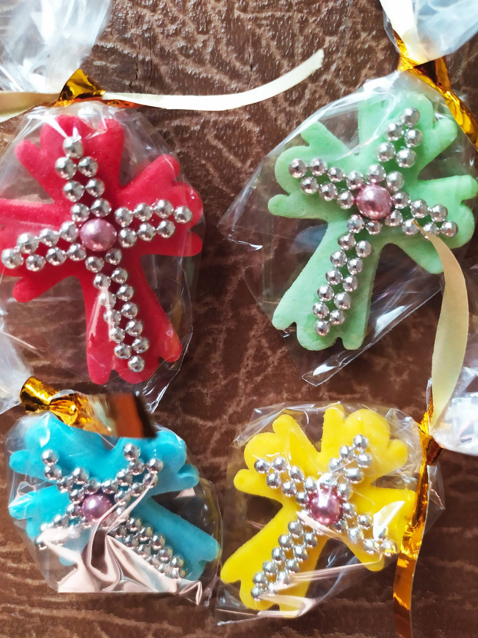 

Пасхальный крестик с перламутровой посыпкой