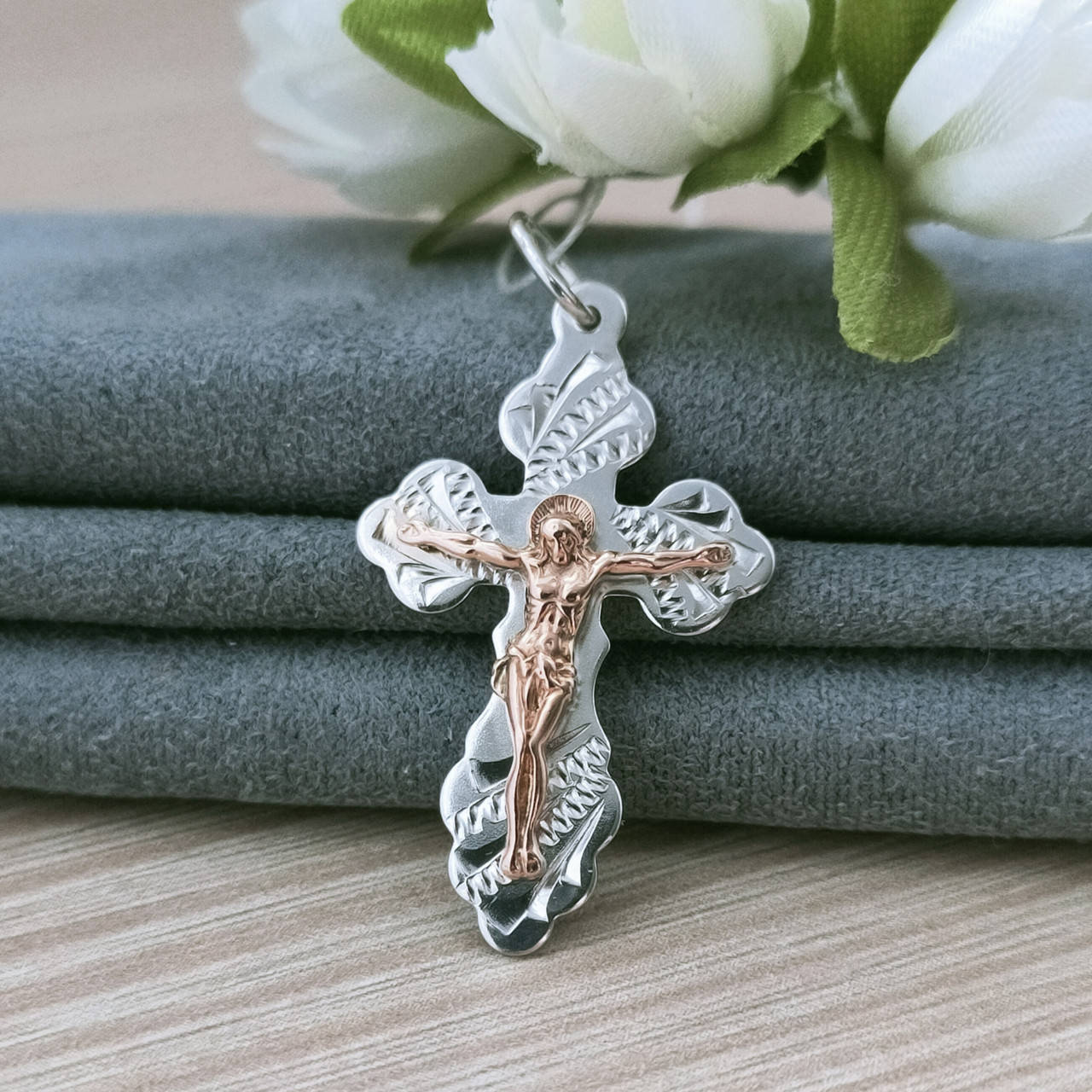 

Серебряный крестик с позолотой