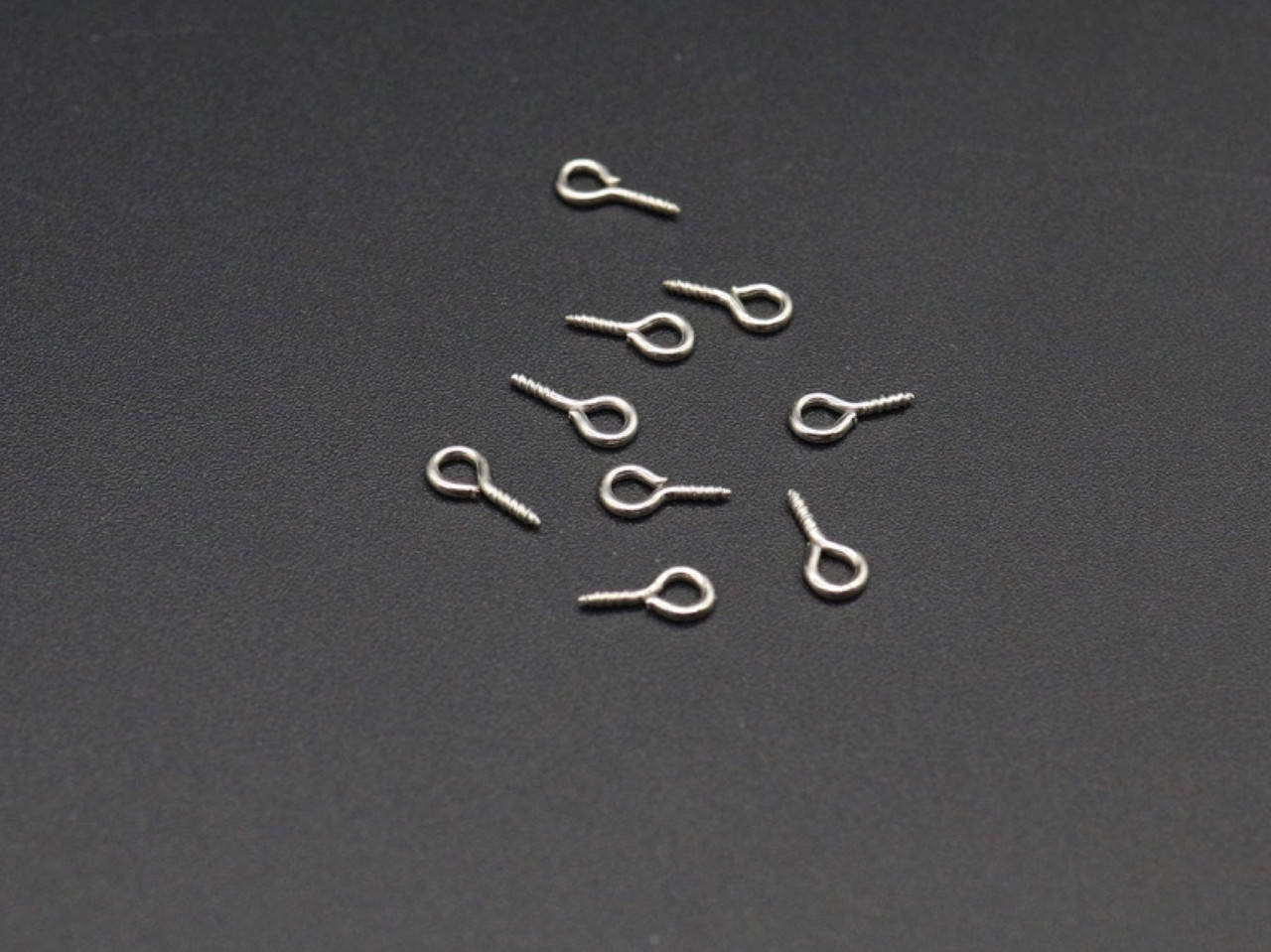 

Винтик металлический. Цвет серебро. 9х4 мм