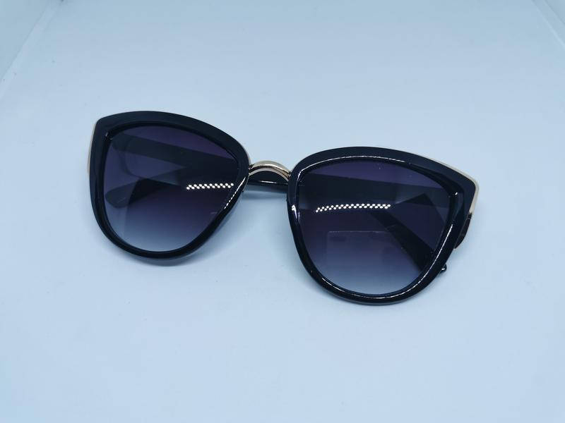 

Женские солнцезащитные очки кошачий глаз чёрные с золотистыми вставками