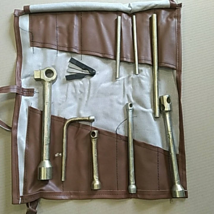

Комплект ключей с сумкой КРАЗ ЗИПа двигателя, инструмент набор 255БЕ-3901010