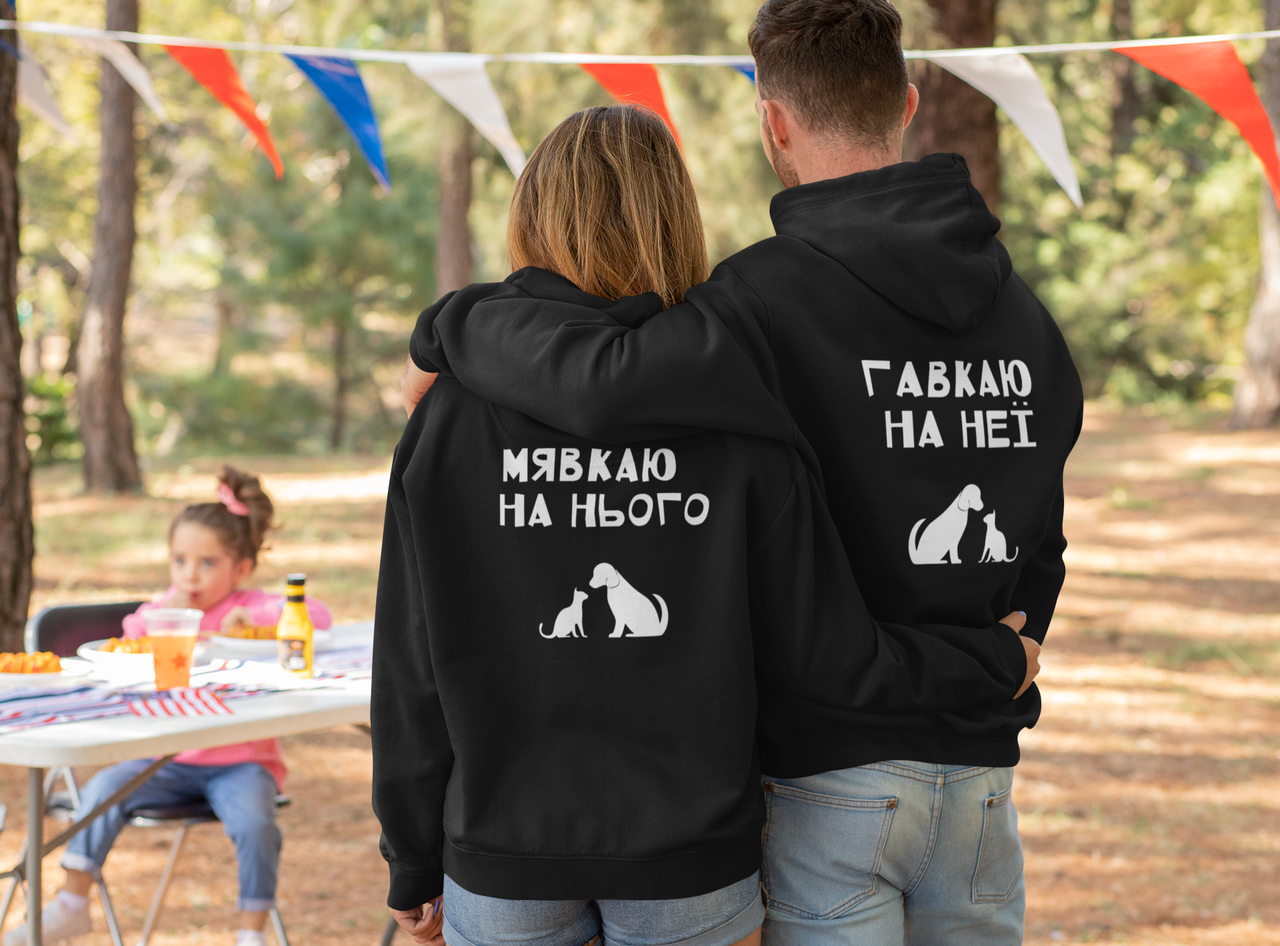 

Парные Толстовки / Парные худи с принтом "Гавкаю на неї/ Мявкаю на нього"