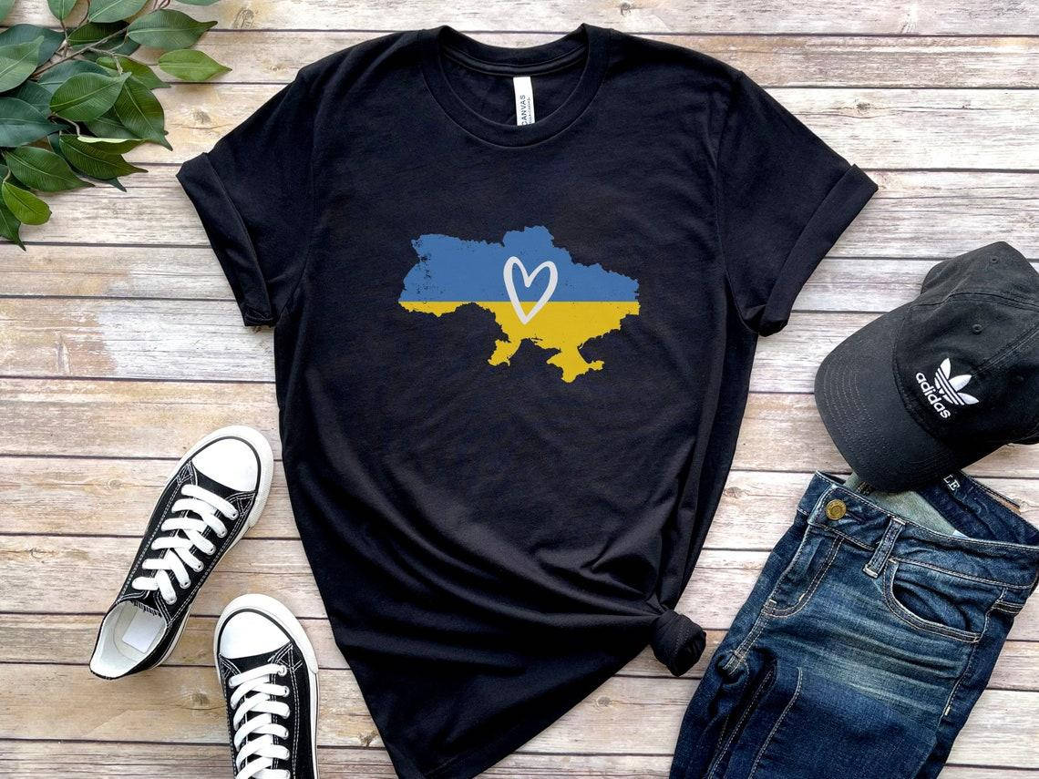 

Мужская и женская Патриотическая футболка с принтом Карта Украины с сердечком