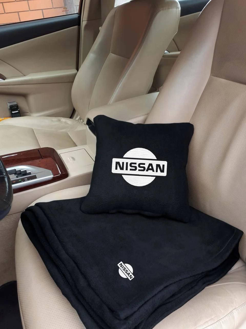 

Плед с подушкой в машину с логотипом авто Nissan