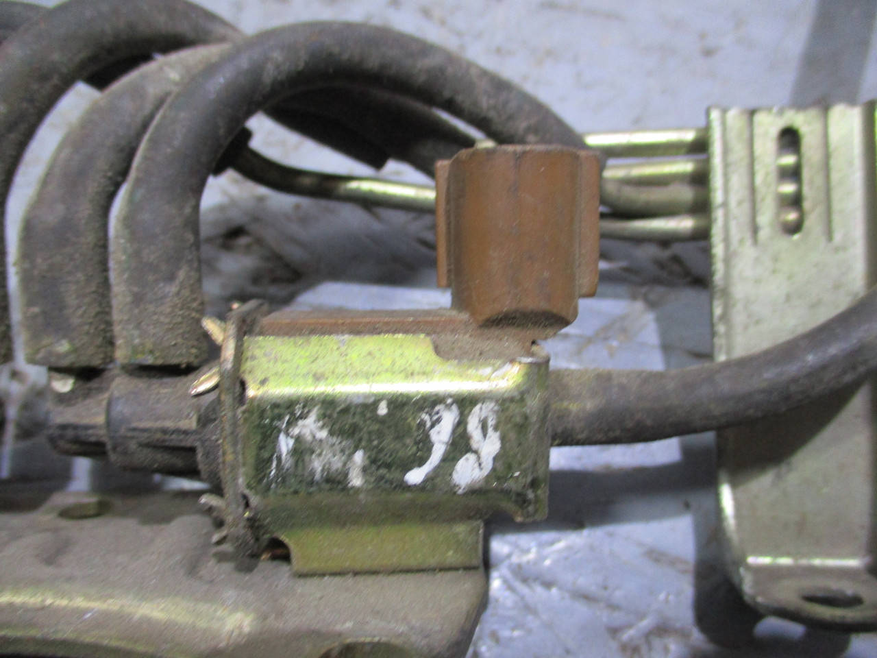 

Клапан вакуумный / клапан абсорбера / соленоид K5T48272, MR204853 994794 Galant 97-04r .EA Mitsubishi
