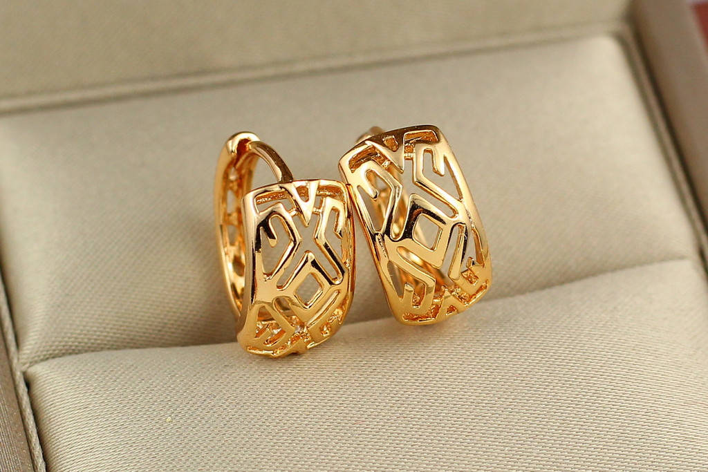 

Серьги Xuping Jewelry колечки с резным геометрическим узором 1,4 см золотистые