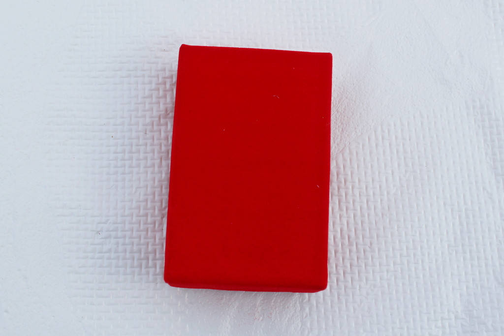 

Подарочная коробочка для набора бархатная красная