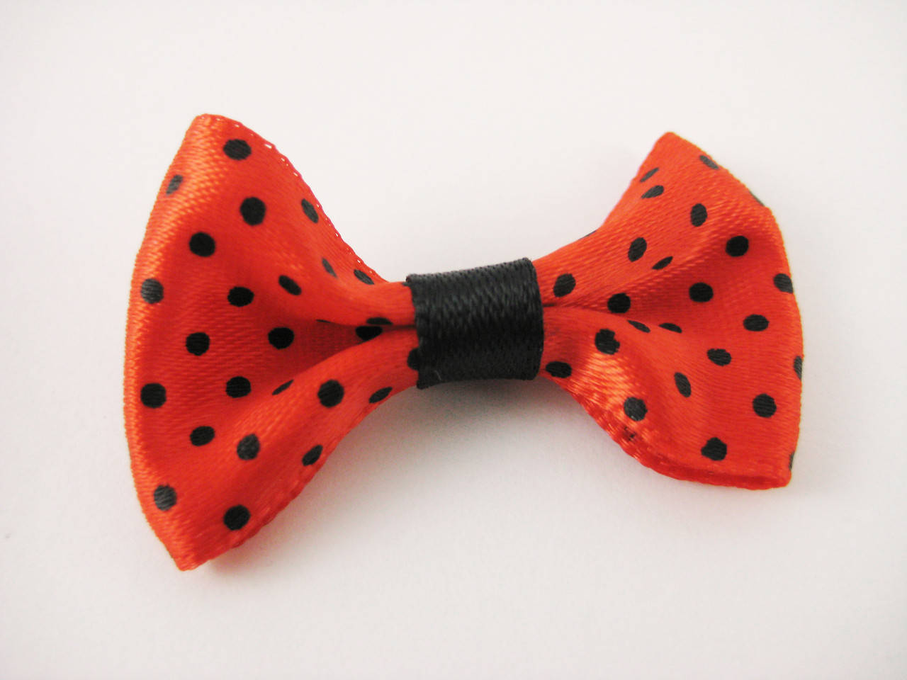 

Бантики. Цвет красный в горошек. 4х2 см