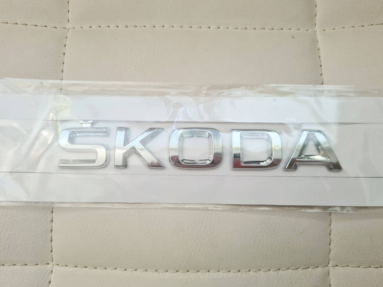 

Эмблема значок на багажник, надпись на багажник Skoda SKODA (9>19) (5JA 853 687 2ZZ)