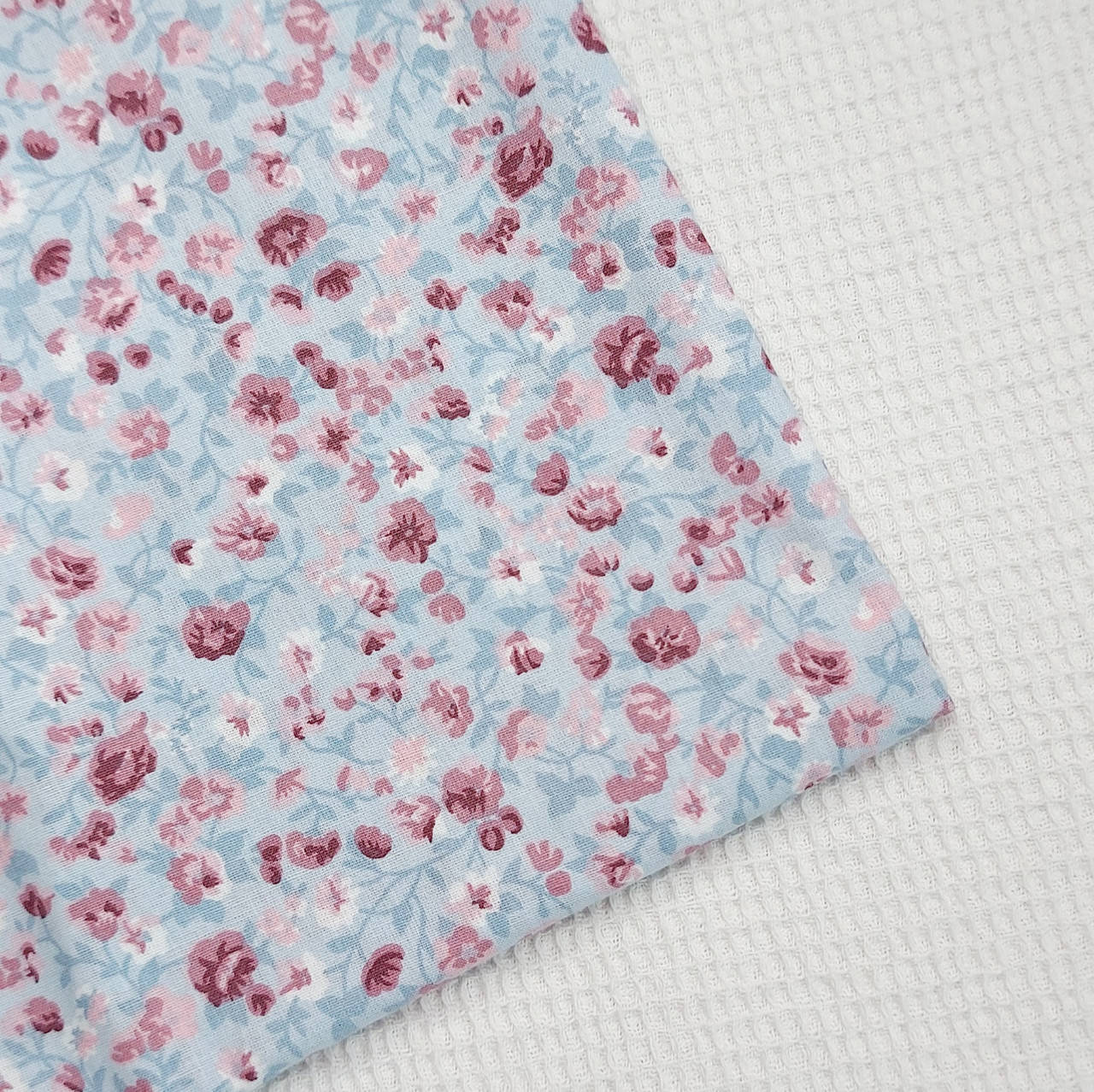 

Отрез Ткани Маленькие цветочки бордовые на голубом, 100% хб пл. 135 г/м 45*50 см.