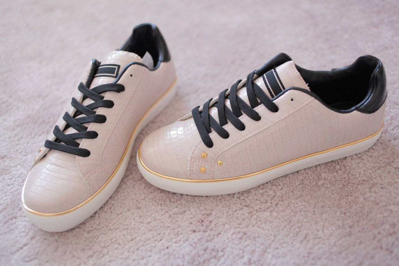 

Женские кроссовки бежевые золотая фурнитура лаковые 39 размер, Бежевый