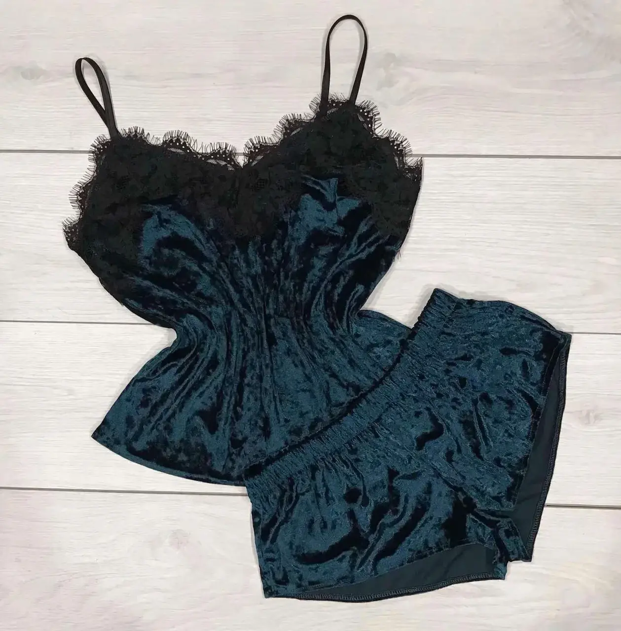 

Бархатная / велюровая женская пижама с кружевом - маечка и шортики изумруд