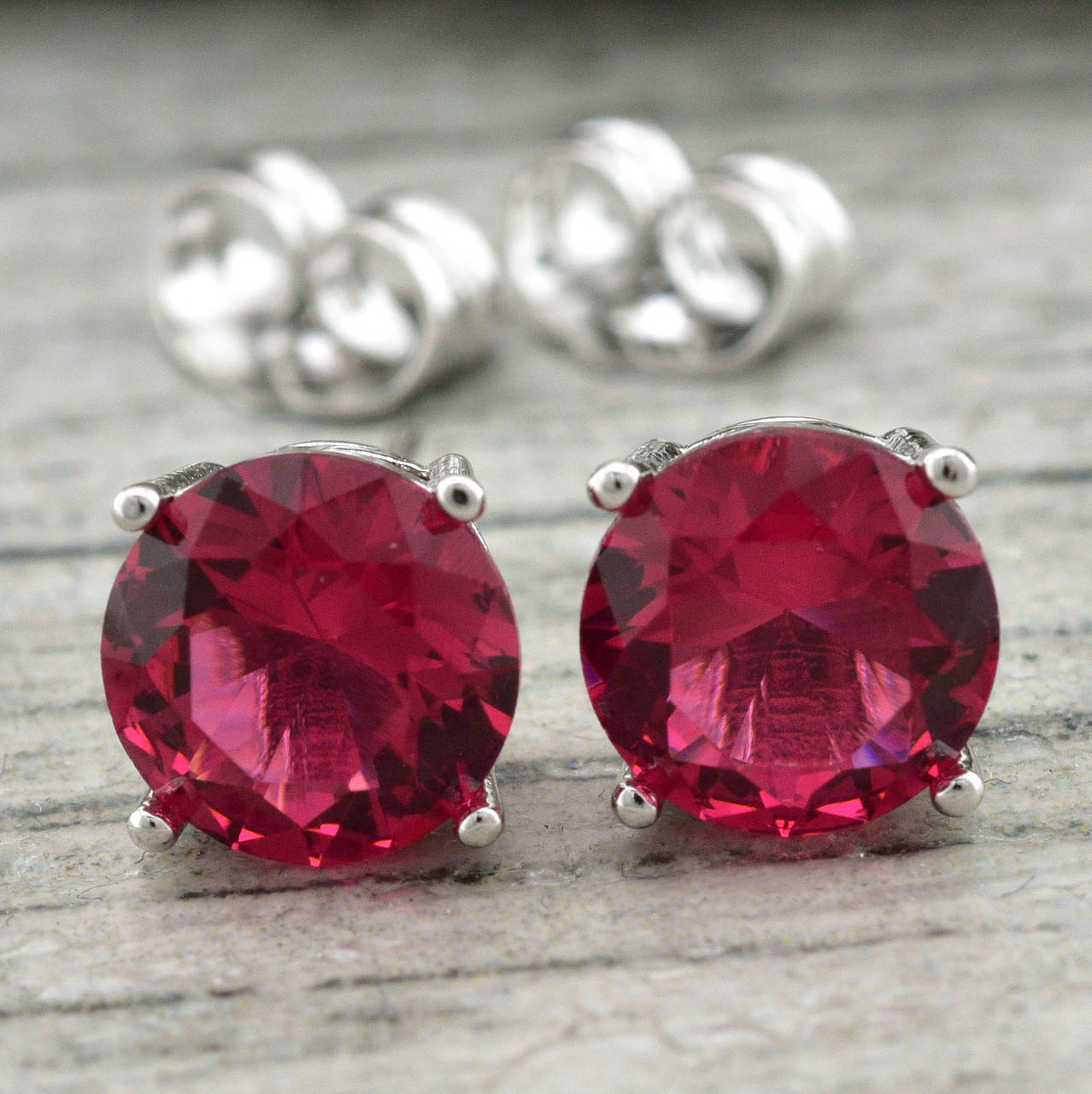 

Серьги Xuping гвоздики 26984 размер 8х8 мм малиновые фианиты вес 2.7 г позолота Белое Золото