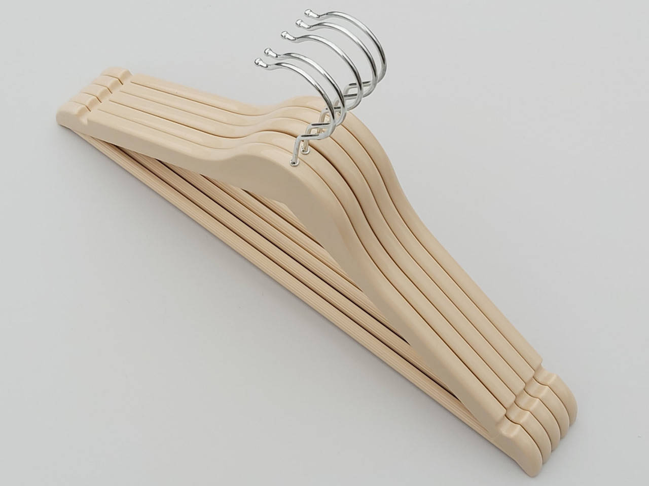 

Плечики вешалки тремпеля GGB-43 гладкий глянцевый бежевого цвета, длина 43 см, в упаковке 5 штук, Бежевый