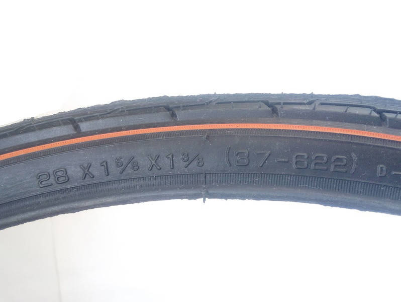 

Шина 37 - 622 (28 х 1 5/8 х 1 3/8) DEESTONE с красной полосой