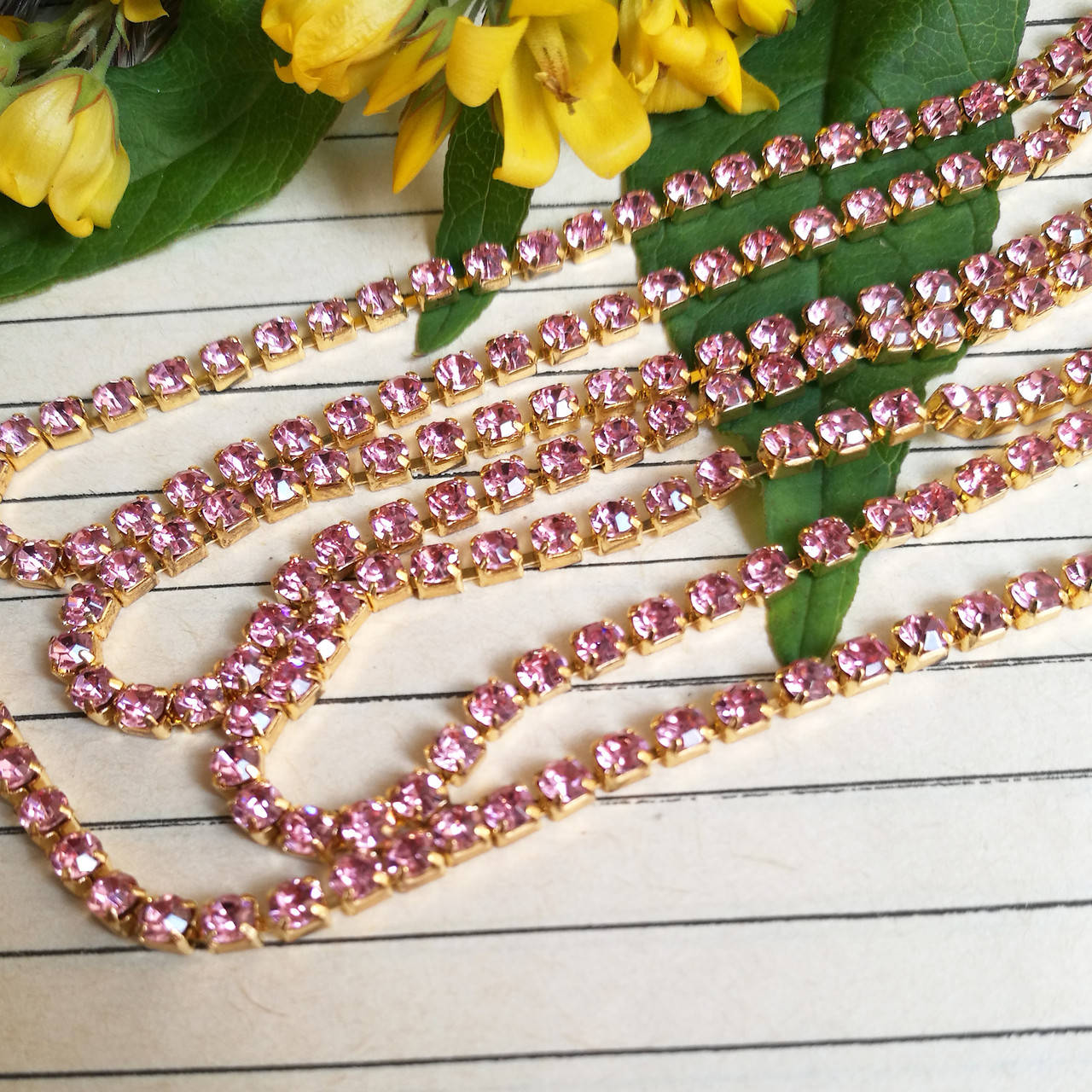 

Стразовий ланцюжок під золото, щільний, колір каміння LIGHT ROSE, SS10, 0,5 м